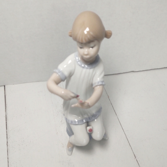 Lladro Pajama Manicurist porcelain girl with nail polish figurine w box - Picture 5 of 7
